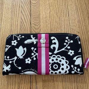 American Eagle early 2000s x-large wallet. Exterior black & white. Vintage.